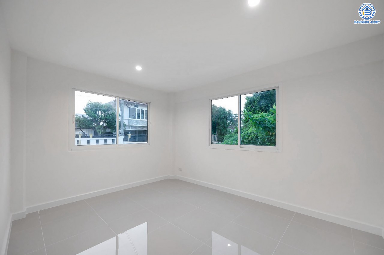 บ้านมือสองตกแต่งใหม่ โครงการ กฤษดานคร18 พุทธมณฑลสาย3 เนื้อที่ 74 ตร.ว. บนพื้นที่ใช้สอย 158.9 ตร.ม. อีกระดับของฟังก์ชัน 4 ห้องนอน 3 ห้องน้ำ จอดรถได้ 2 คัน พร้อม 1 ห้องอเนกประสงค์สุด Private ที่สามารถปรับการใช้งานได้หลากหลาย บนทำเลศักยภาพเชื่อมต่อหลายเส้นทาง ใกล้เซ็นทรัลปิ่นเกล้า ม.มหิดล และทางด่วน "ศรีรัช"